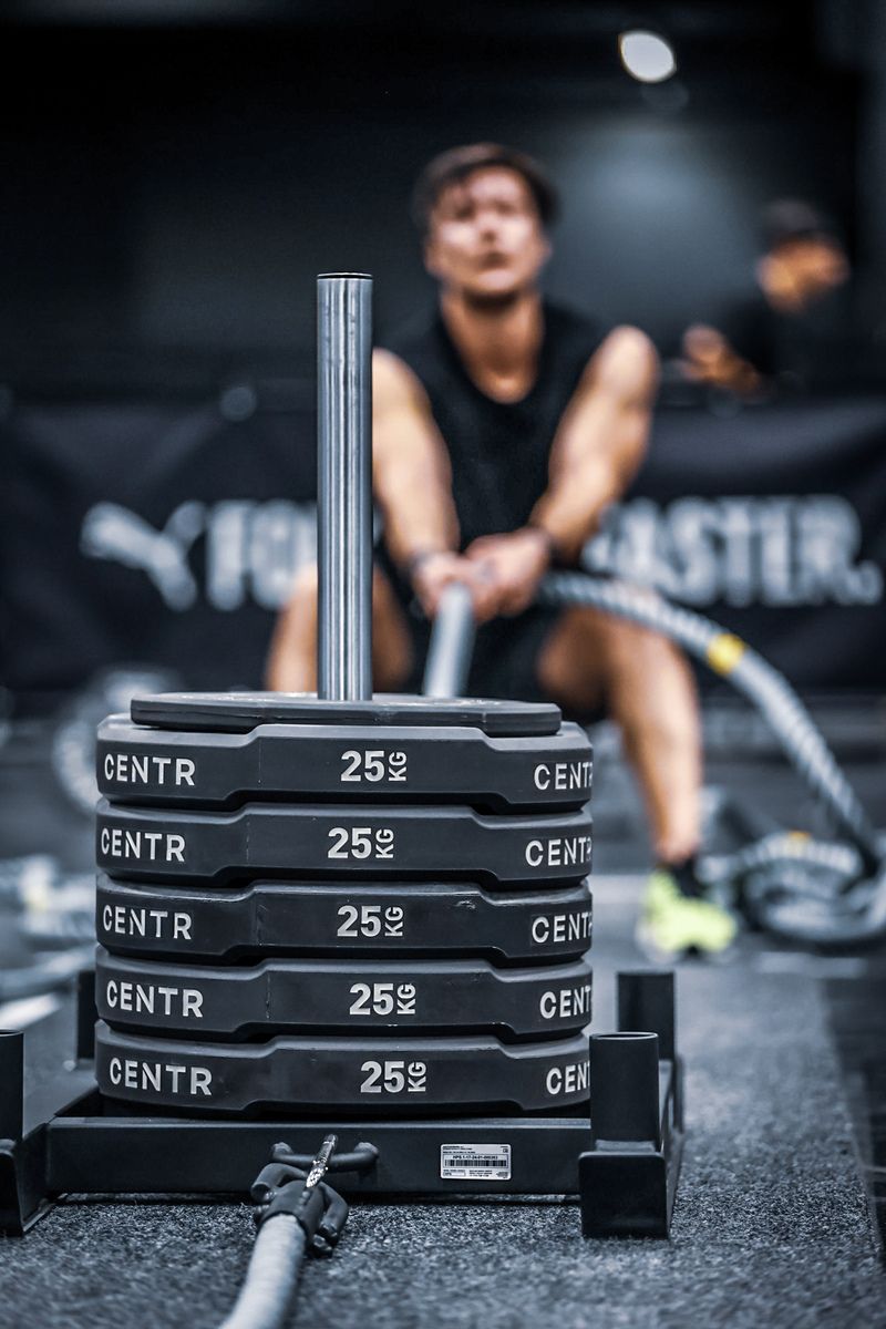 man pulling sled hyrox